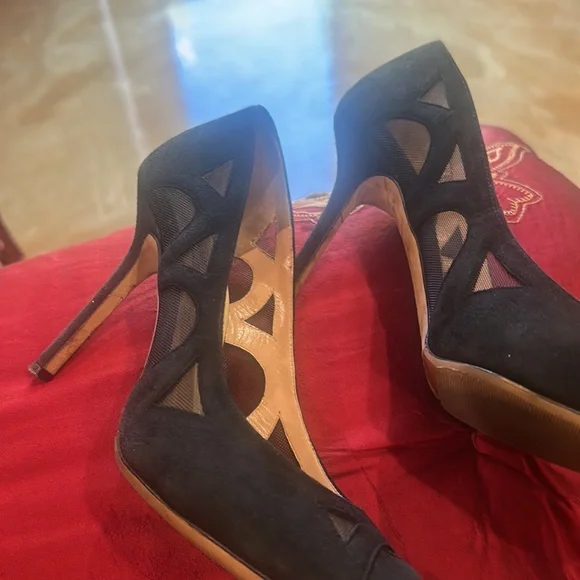 Jimmy Choo London heels in good used condition.  Very confortable 3.5 heel. - Picture 3 of 5